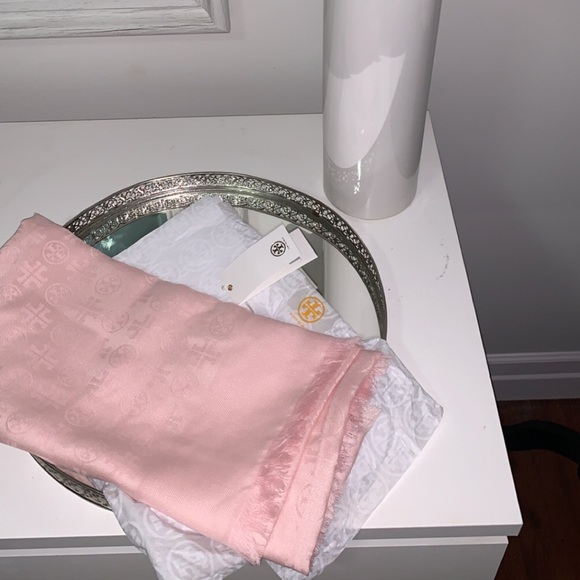 Logo Jacquard traveler scarf - Picture 12 of 13